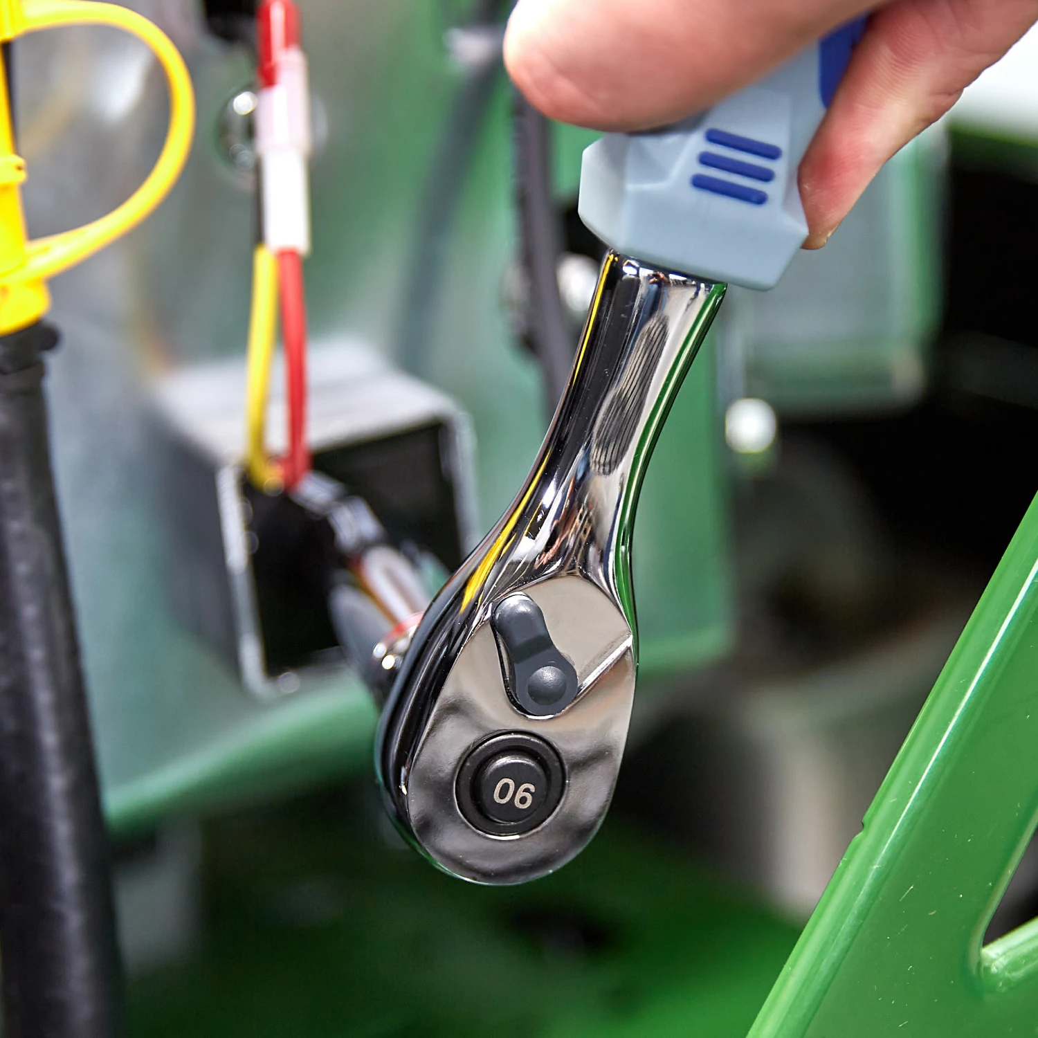 Kobalt Ratchets & Ratchet Sets Ergonomic 90-Tooth 3/8-in Drive Quick-release Standard Ratchet 4 Kobalt Ratchets & Ratchet Sets Ergonomic 90-Tooth 3/8-in Drive Quick-release Standard Ratchet - Image 4